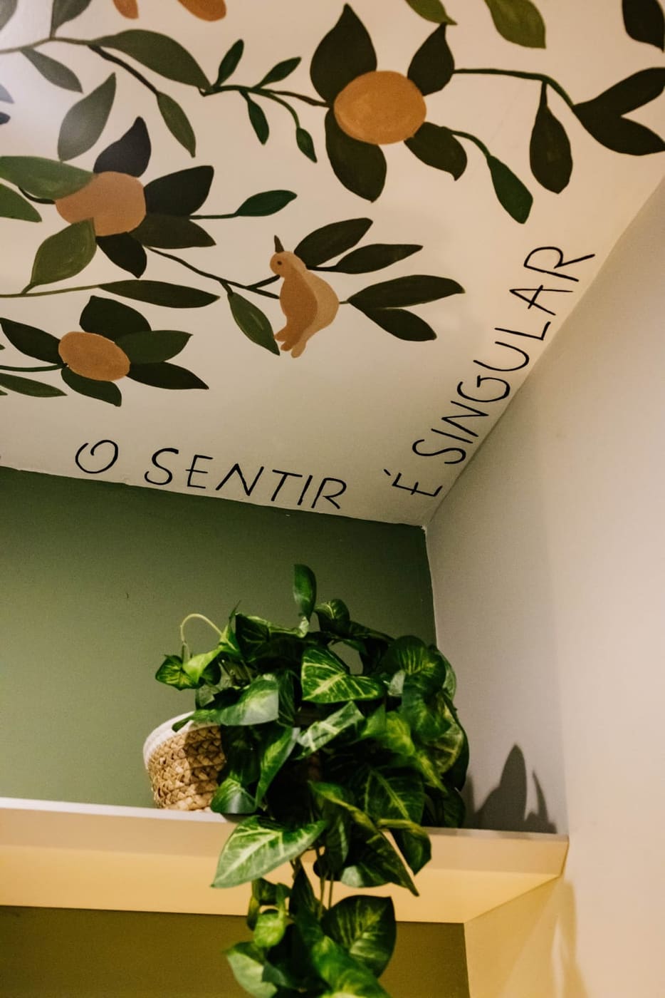 Detalhe acolhedor do consultório: poltrona, plantas e luz natural suave