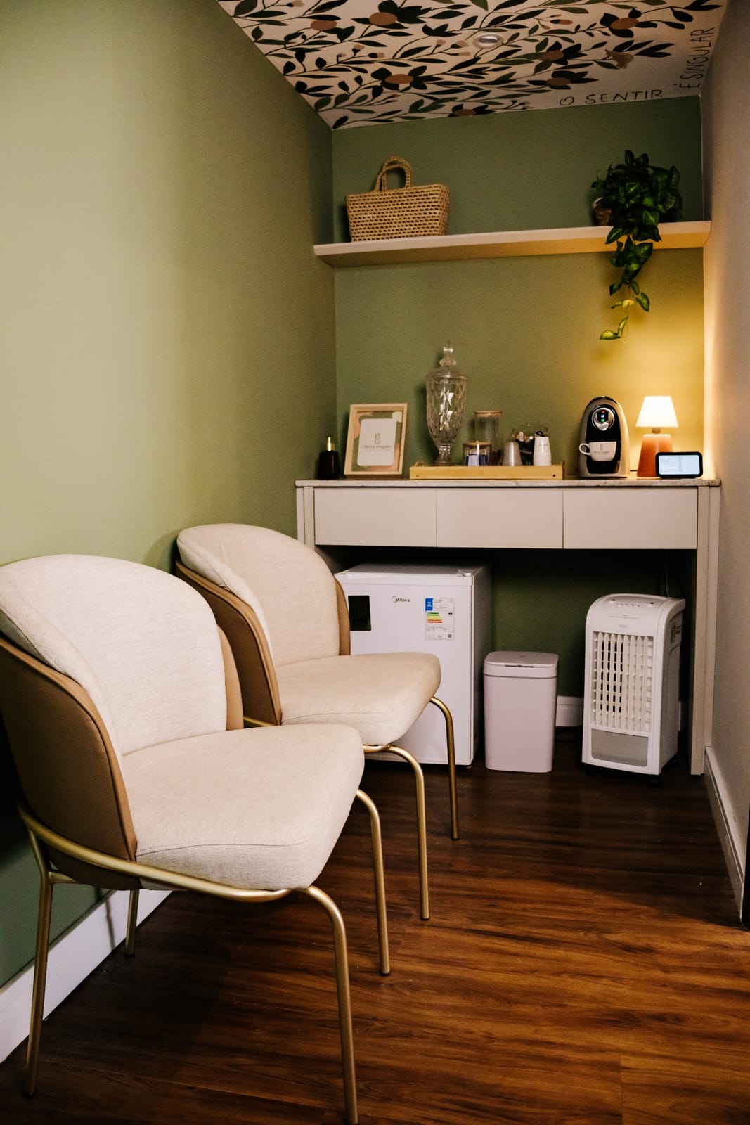 Recepção do consultório, ambiente claro e tranquilo com decoração em tons naturais